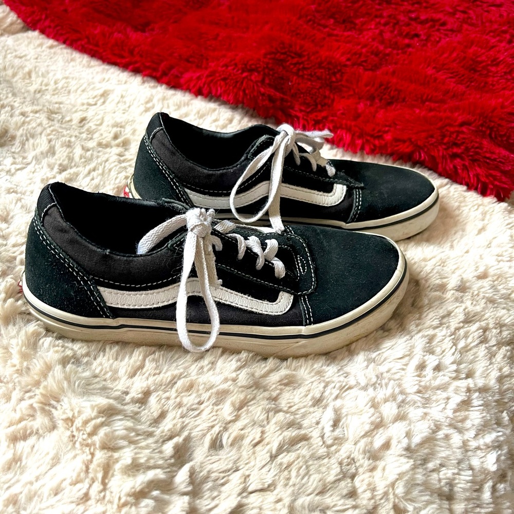 Youth Black and white vans size 3.5
